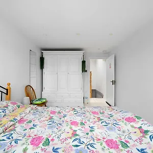 Homestay Jacuzzi, London